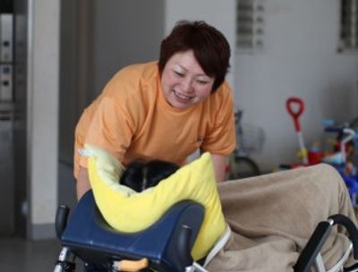 笑顔で支援するスタッフ