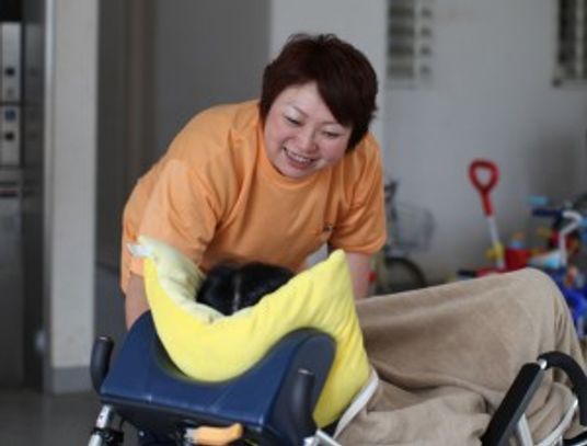 笑顔で支援するスタッフ