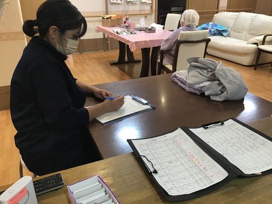 スタッフが記録をつけている様子