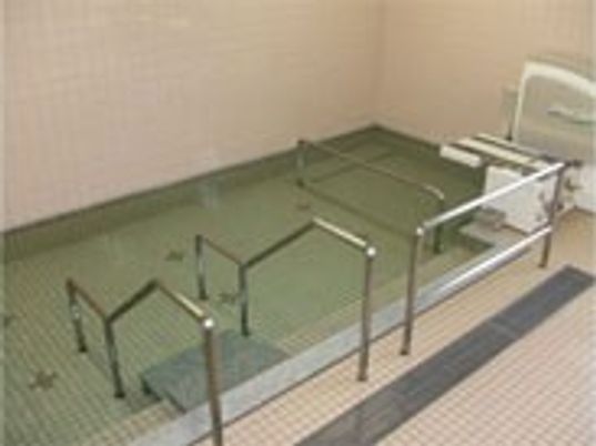 手すり付きの浴室