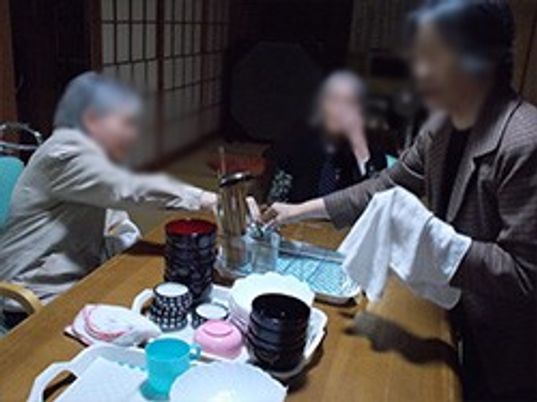 食器を片付ける様子