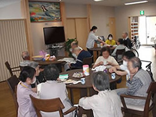 談笑するみんながいる部屋  
