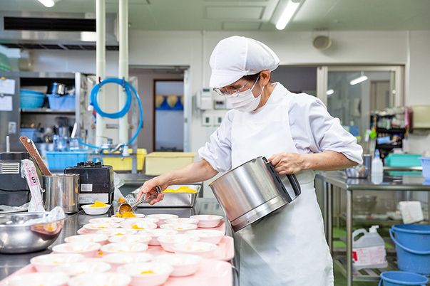 スタッフが調理する様子キッチン