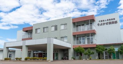 緑色の外壁が特徴的な建物