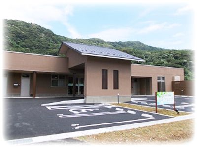 山に囲まれた外観