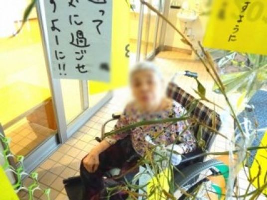 入口にいる車椅子の人物