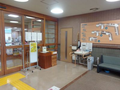 明るい入口の廊下