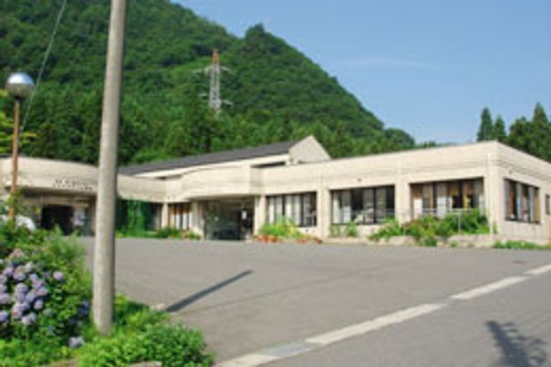 自然に囲まれた建物外観