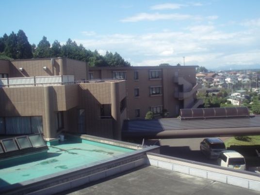 施設の外観を望む景色