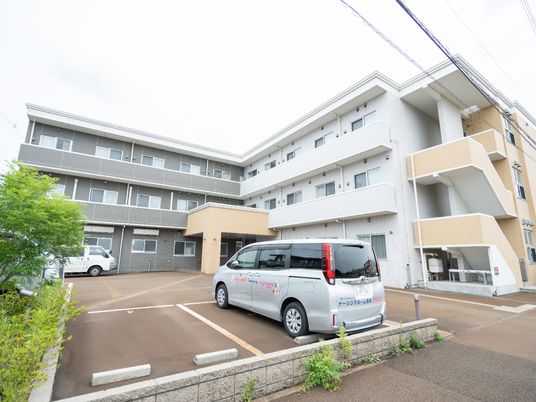 明るい建物の外観