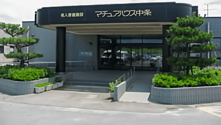 緑に囲まれた入口