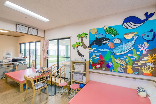 カラフルな壁画の部屋