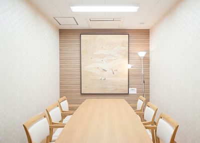 落ち着いた雰囲気の会議室