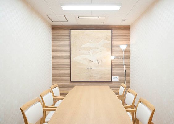 落ち着いた雰囲気の会議室