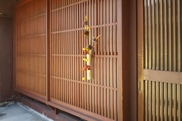 竹筒に差した花のある廊下