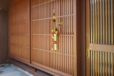 竹筒に差した花のある廊下