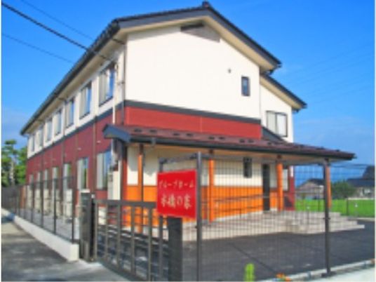 明るい施設の外観