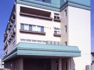 青い屋根の建物外観