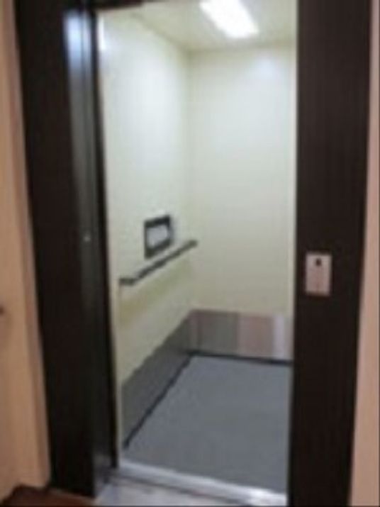 シンプルなエレベーター室内