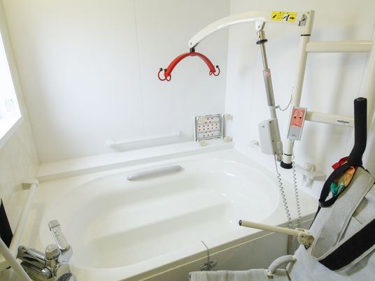 手すり付きの浴槽