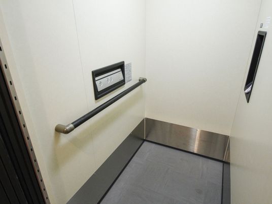 安全な手すりのエレベーター