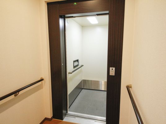 手すり付きエレベーター入口