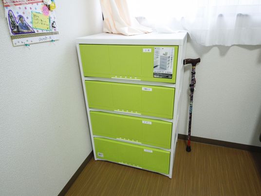 緑色の収納と杖