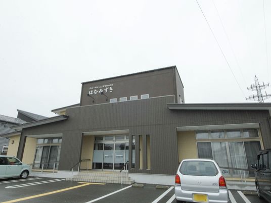 施設のシンプルな外観