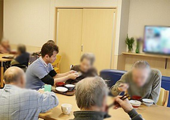 落ち着いた食事風景