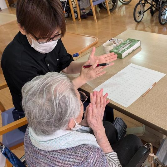 和やかな交流をするラウンジ