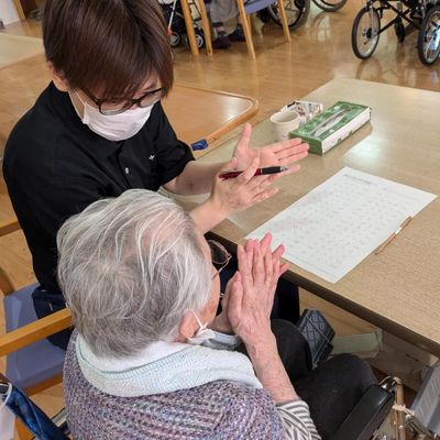 和やかな交流をするラウンジ