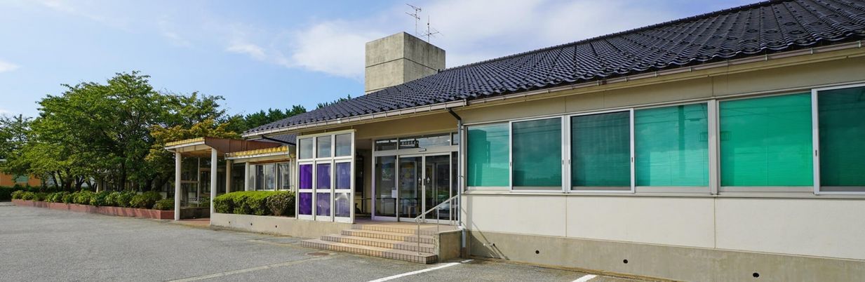 落ち着いた佇まいの建物外観
