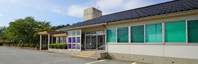 落ち着いた佇まいの建物外観