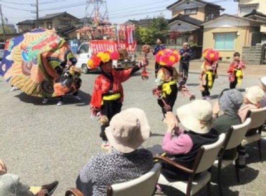 賑やかな交流が見れる中庭