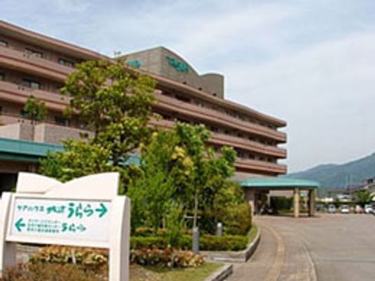 緑に囲まれた建物外観