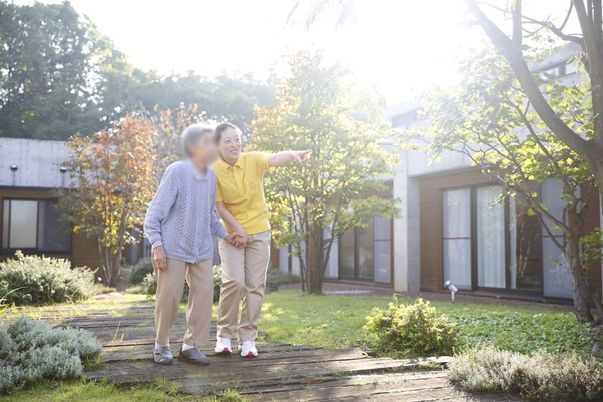 庭を散策する人々