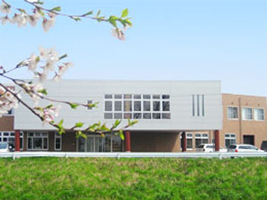桜の咲く建物外観