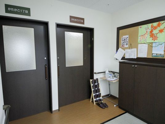玄関付近の廊下と掲示板
