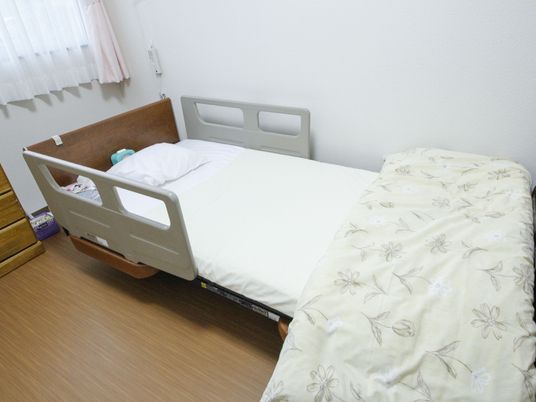 清潔な居室のベッド