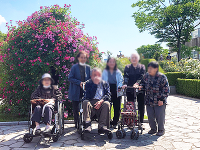 花のアーチと利用者