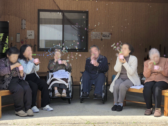 リラックスする人々がいるテラス