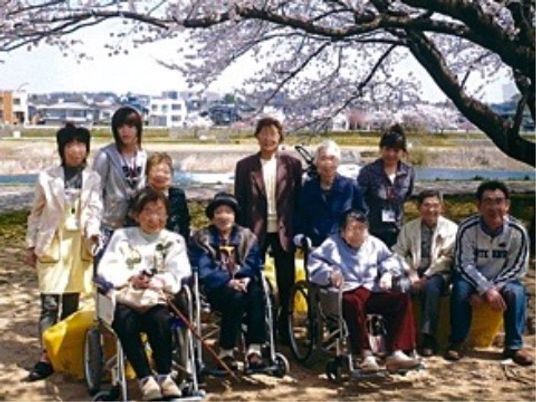 桜の下で笑顔の集合