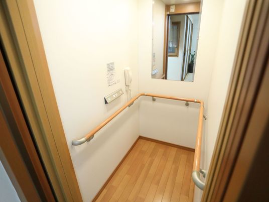 廊下の手すりとインターホン