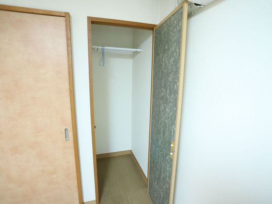 シンプルな居室の一角