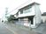 白壁の建物外観