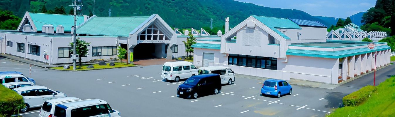 広々とした駐車場と建物外観