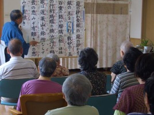 人々が集まる多目的室