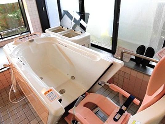 明るい浴室の内部