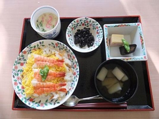 華やかな料理の食堂