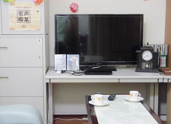 テレビとティーカップのある部屋